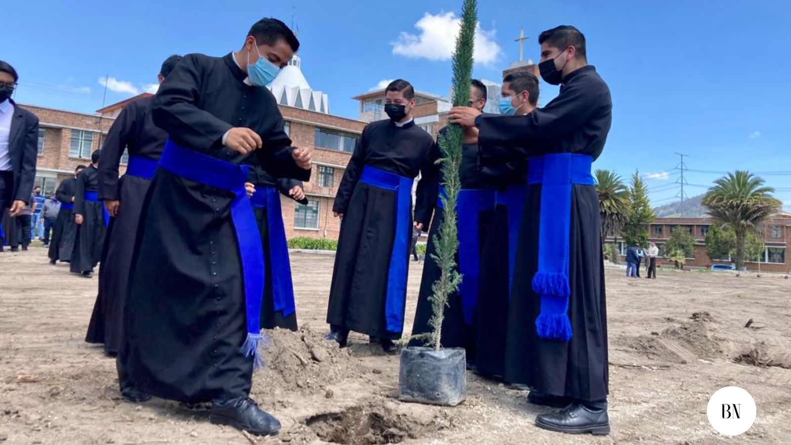 Plantación de árboles a cargo de seminaristas